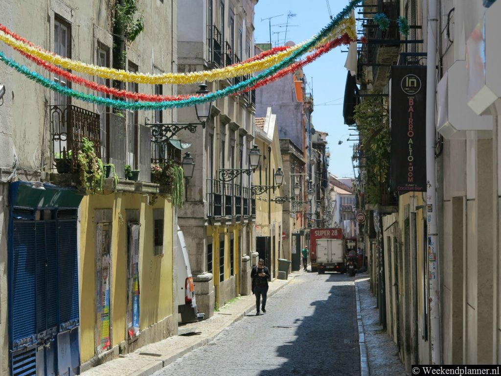 In de avond komen de smalle straatjes van Bairro Alto tot leven. Er zijn hier veel cafes en kleine restaurants. Je biertje kun je gewoon op straat opdrinken.Tip: Uitgaan in Lissabon.